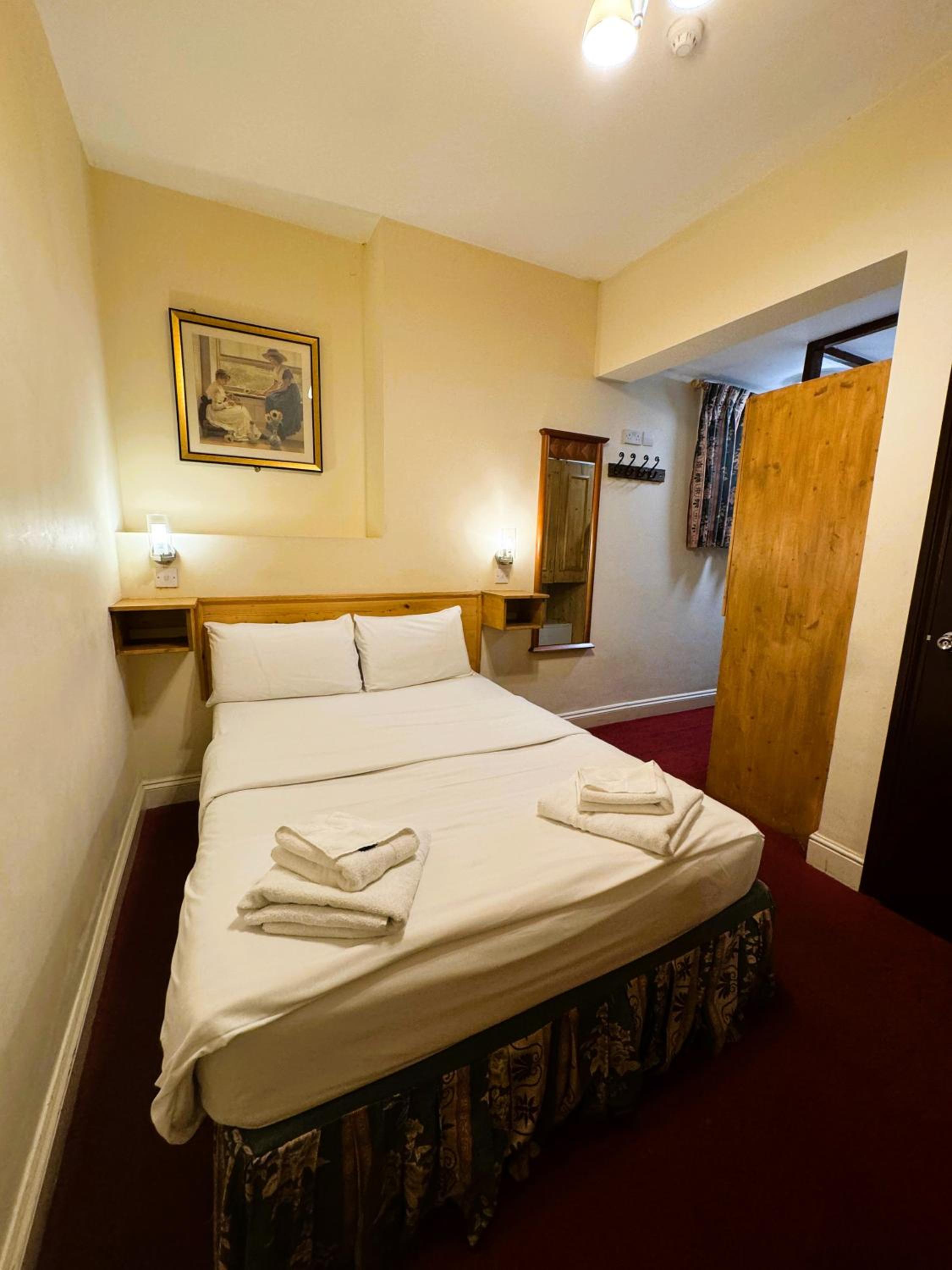 ROOM, QUADRUPLE
