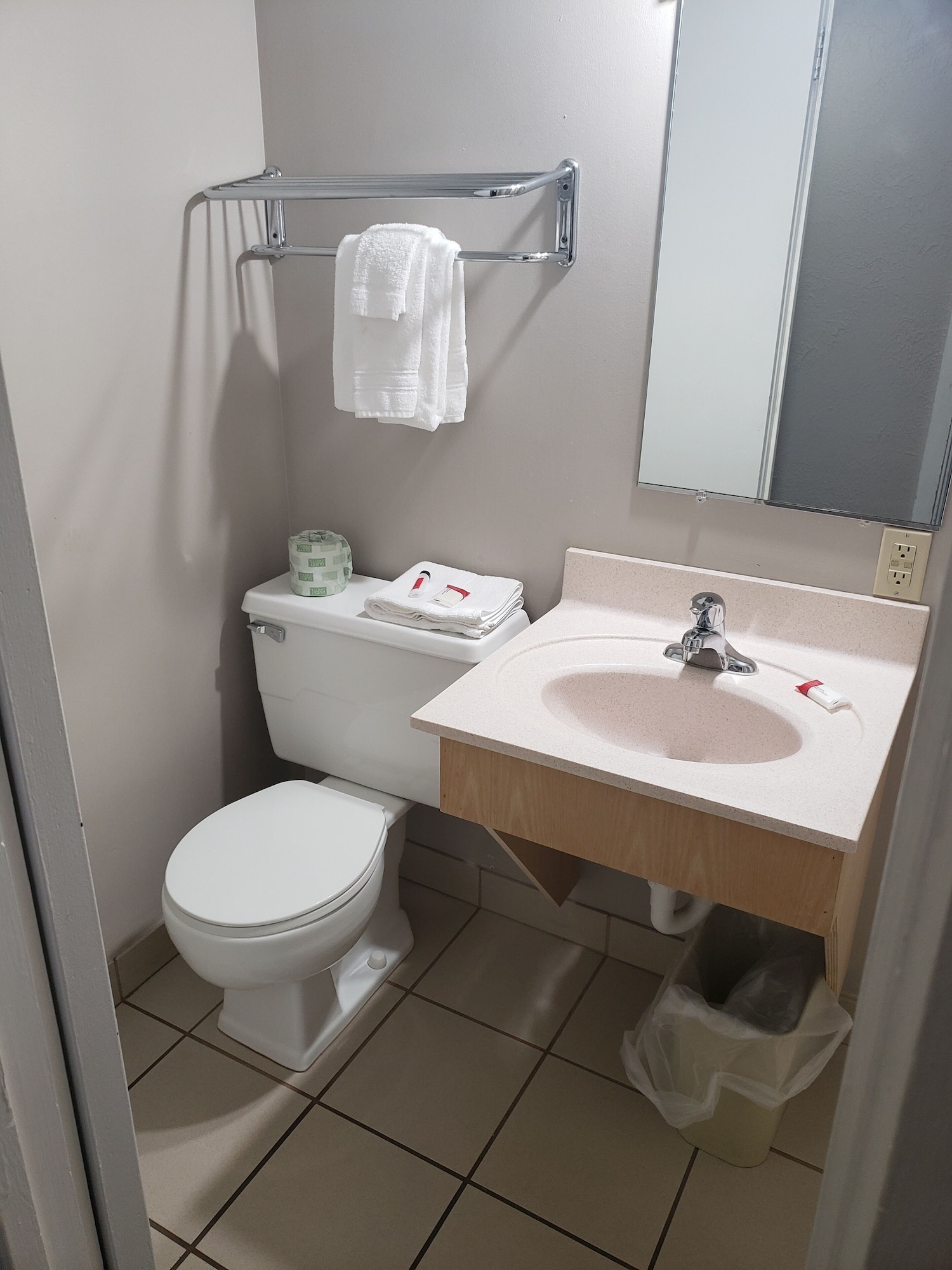 2 Bedrooms, 3 Queen Beds, 2 Bathrooms, Travelodge by Wyndham Traverse City MI 9/10