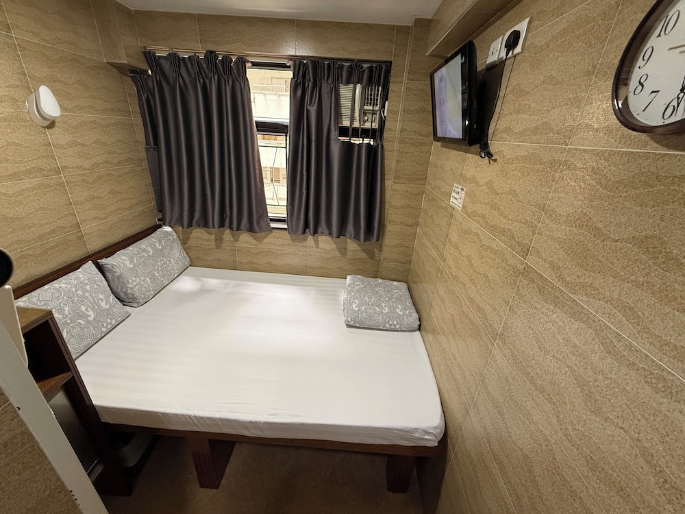 Modern Hotel 41/76