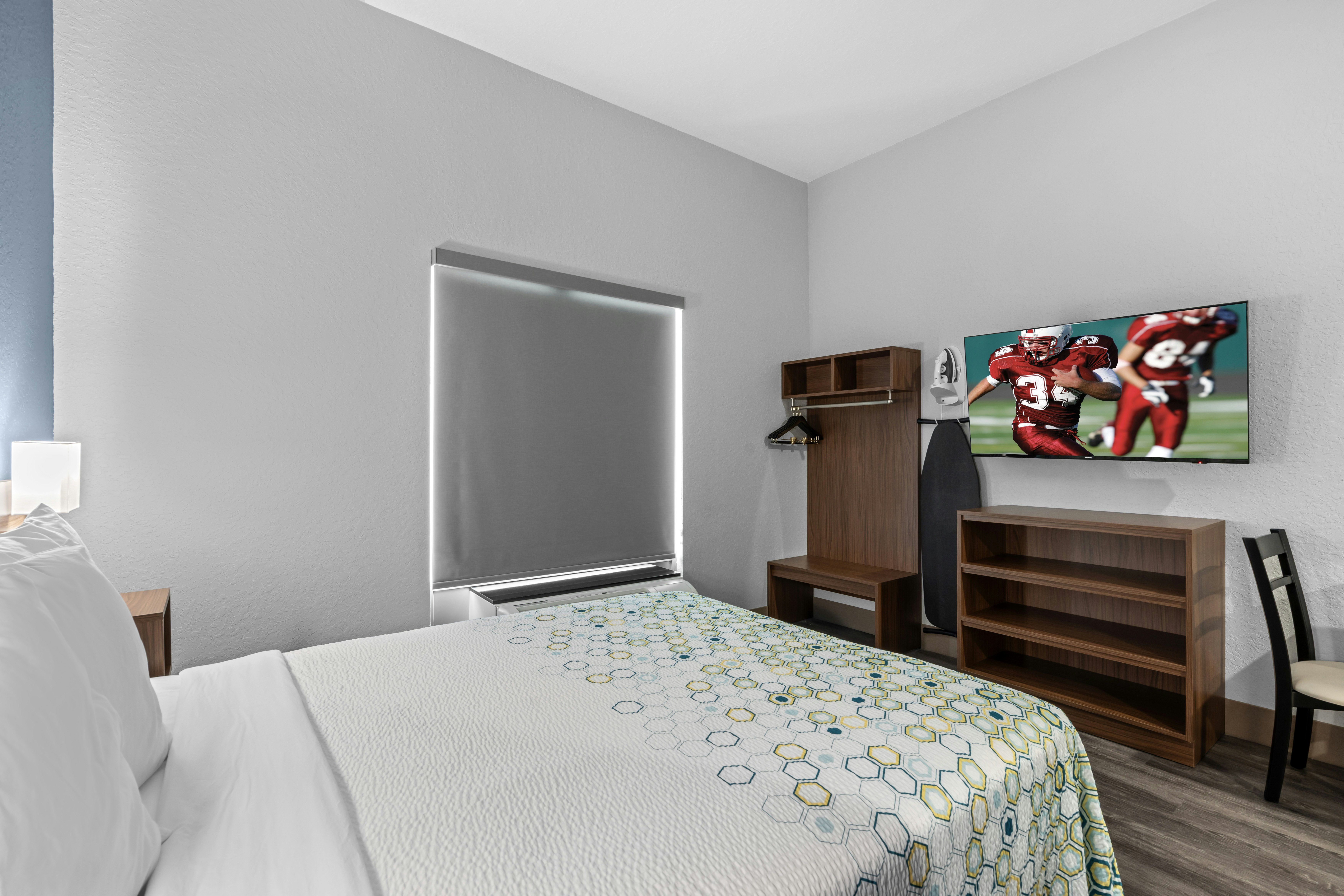 Studio, Queen Bed