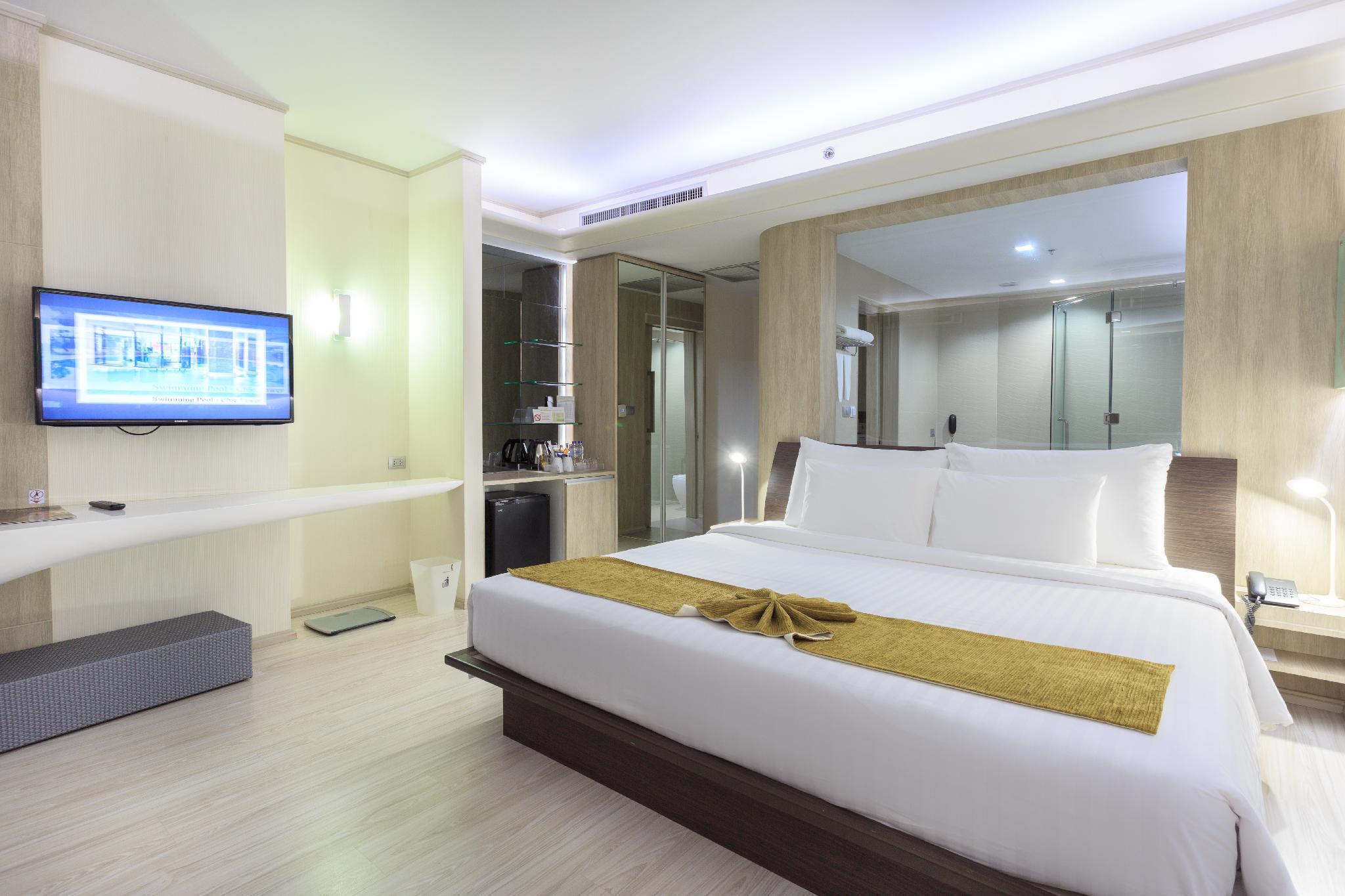 Deluxe, Chic Tower
