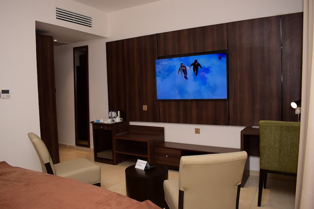 Monty Suites and Golf 42/46