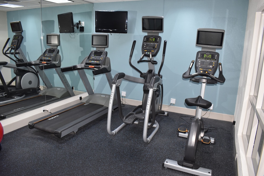 Holiday Inn Express Hotel Suites Mcpherson 42/64