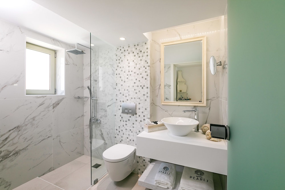 White Pearls Luxury Suites - Adults Only 66/69