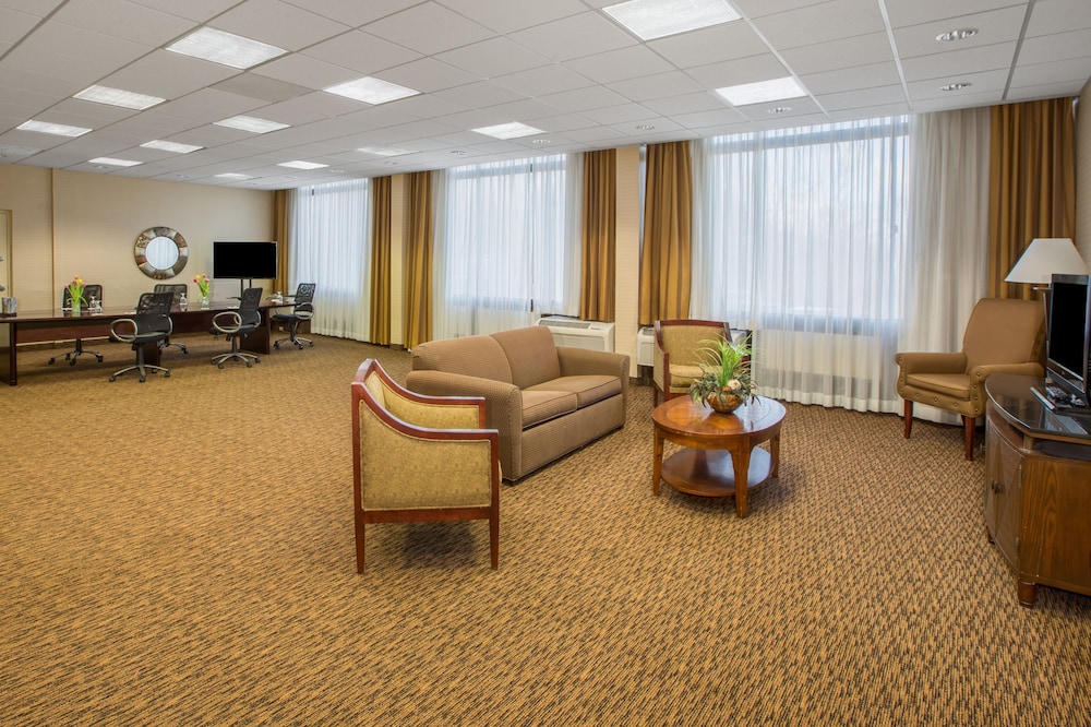 Crowne Plaza Cleveland Airport 24/60