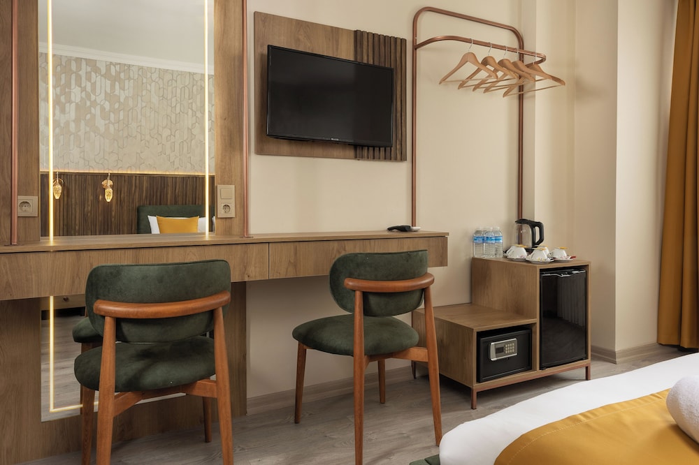 Peradise Hotel 39/50