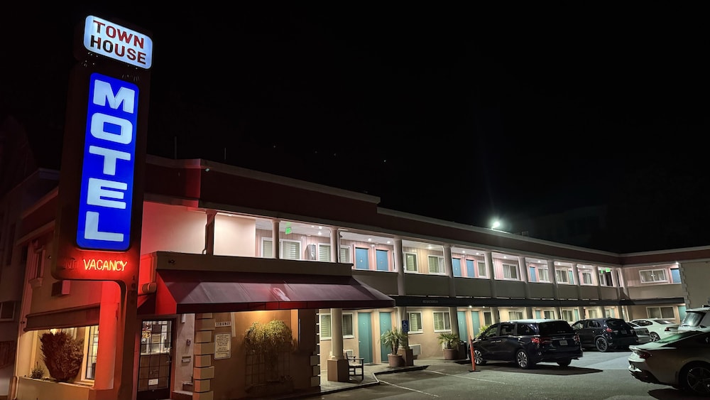 Town House Motel 8/46