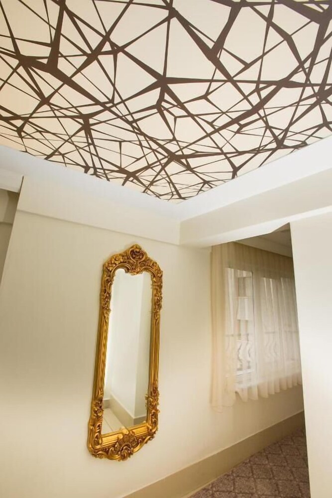 Honey Hotel 24/39