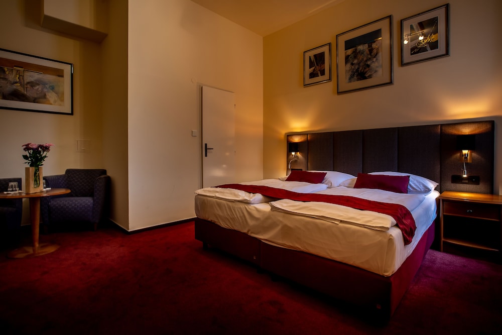 ROOM, DOUBLE BED, WITH EXTRA BED