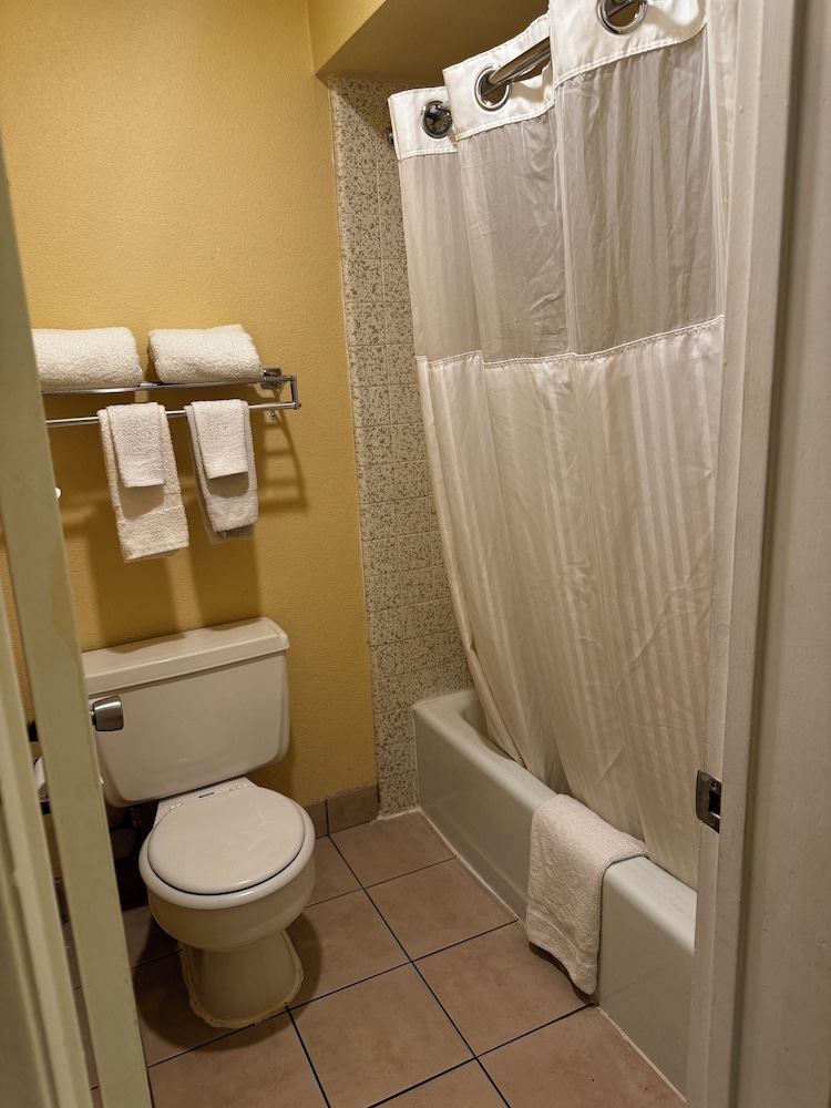 GuestPlace Inn & Suites 16/17