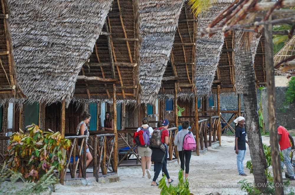 Jambo Beach Bungalows - Hostel 30/50