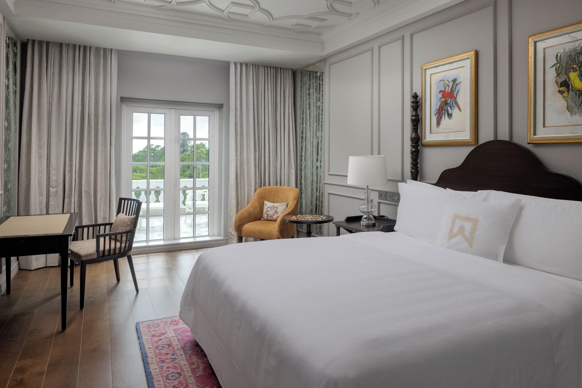 Exclusive, Manor