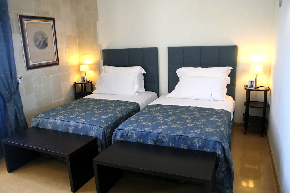 ROOM, DOUBLE OR TWIN BED, POOL ACCESS