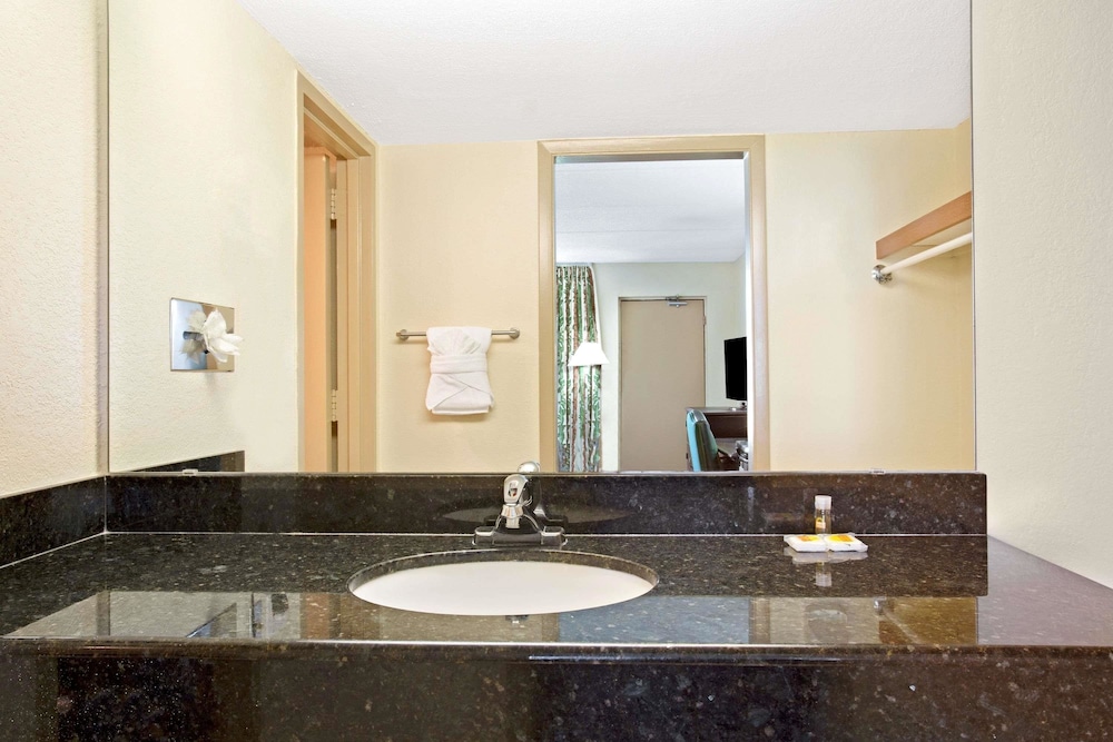 Days Inn By Wyndham Orlando Airport Florida Mall 13/22