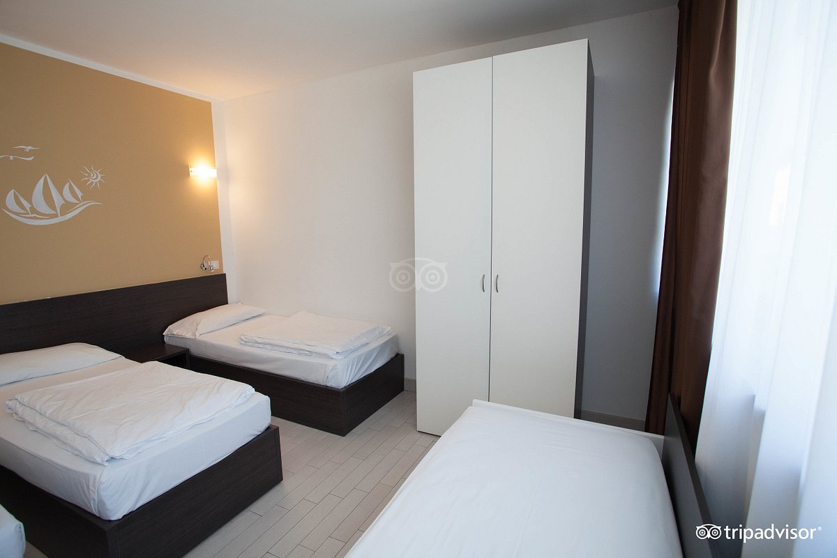 ROOM, QUADRUPLE