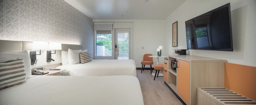 ROOM, 2 QUEEN BEDS, POOL VIEW, BALCONY