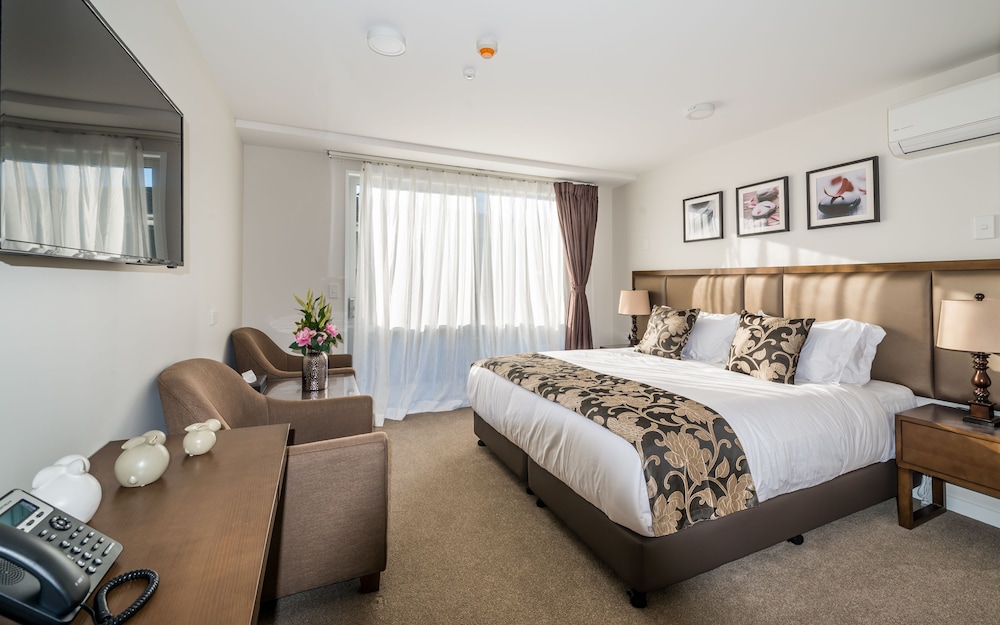 DELUXE, STUDIO, DOUBLE OR TWIN BED