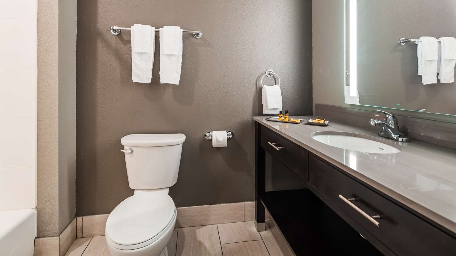 جناح بسريرين كوين مع أريكة، Best Western Plus Saint Peter 3/4