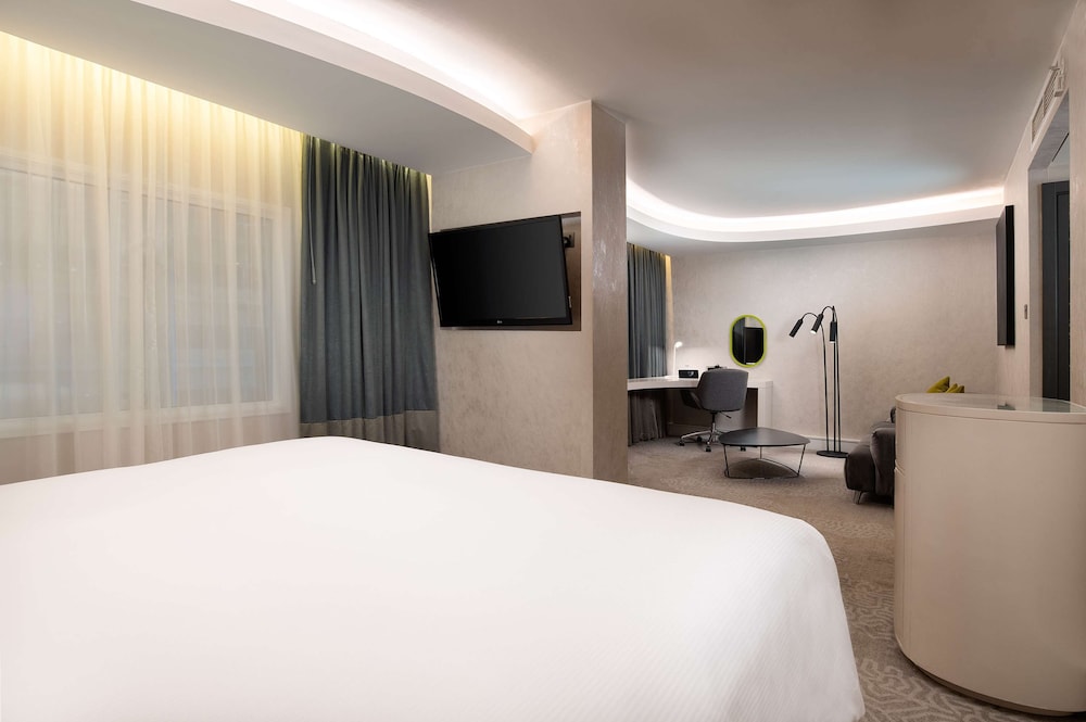 JUNIOR SUITE, KING BED, LOUNGE ACCESS
