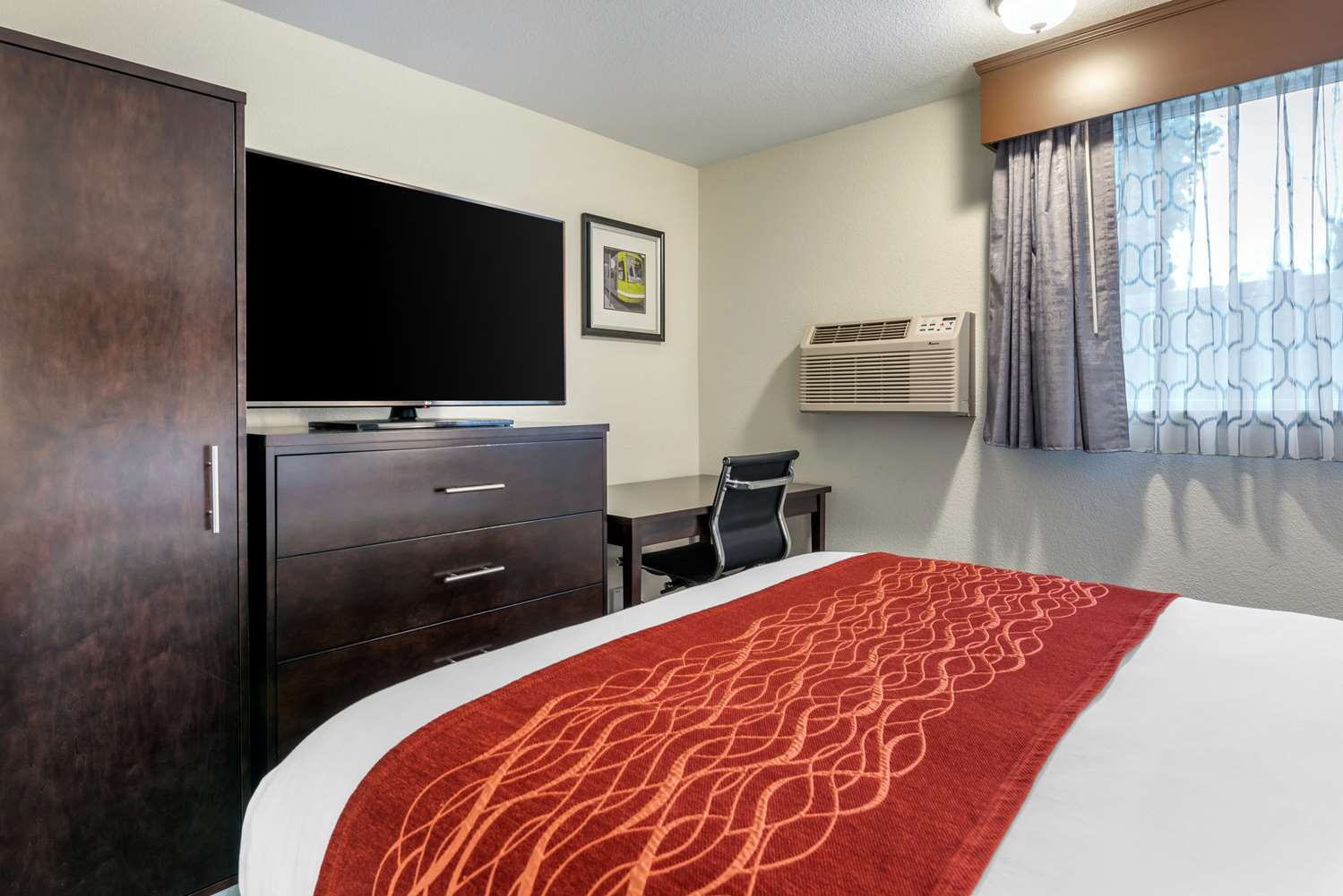 غرفة بسرير كوين، Comfort Inn and Suites Tigard near Washington Square 2/4