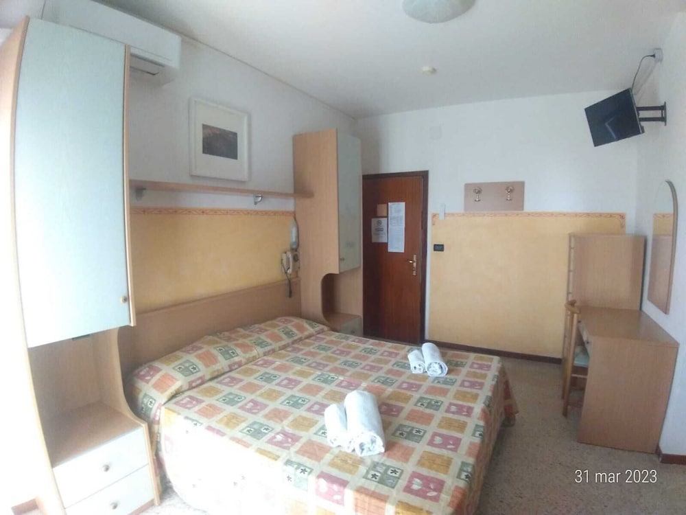 Hotel Rosy 3/27