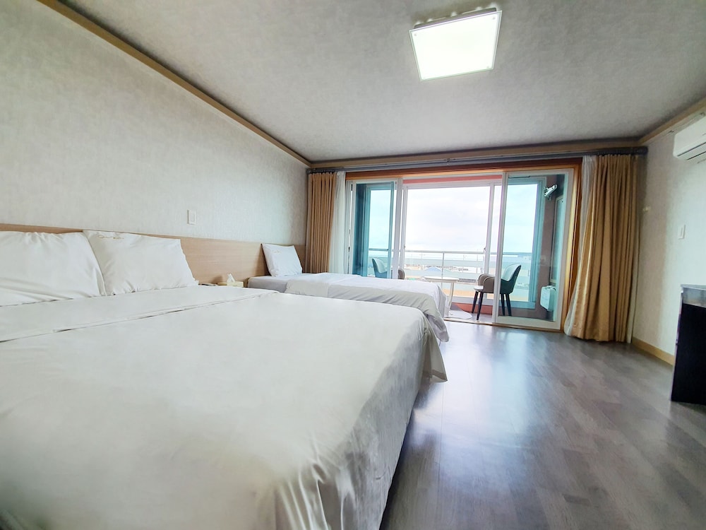 Jeju Ocean Family Hotel 12/75