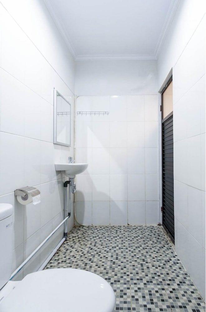 OYO 283 Helvetia Residence 54/56