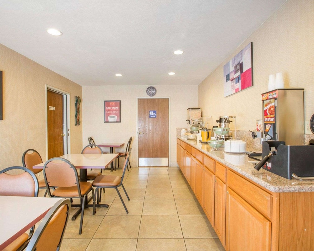 Econo Lodge Inn & Suites Lodi 25/28