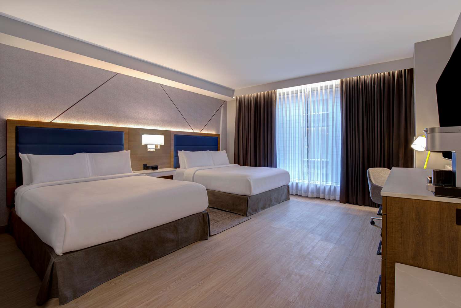 غرفة بسرير كوين بحوض استحمام لذوي الإعاقة، Hampton Inn by Hilton Montreal Downtown 2/4