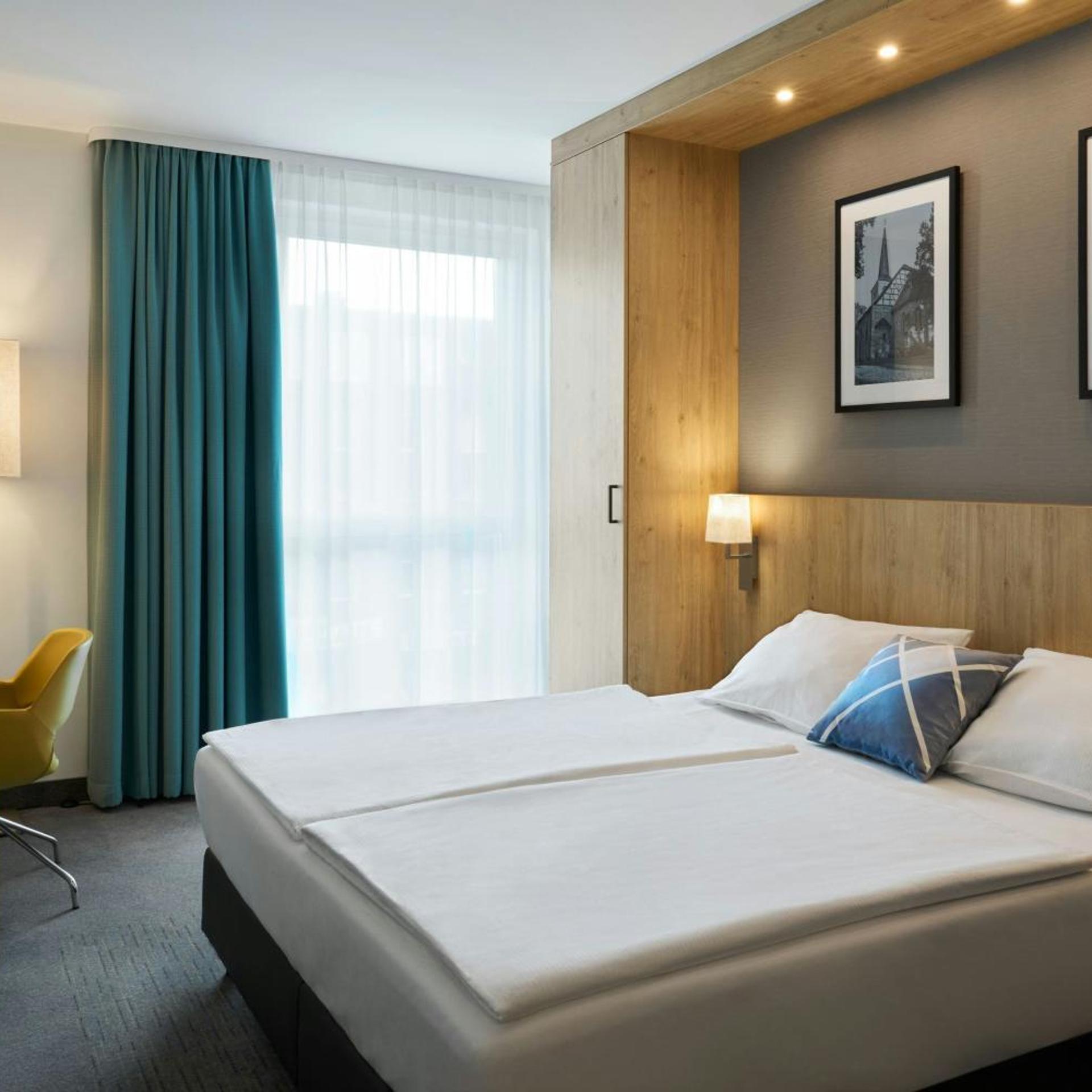 Standard, King Bed, Street View