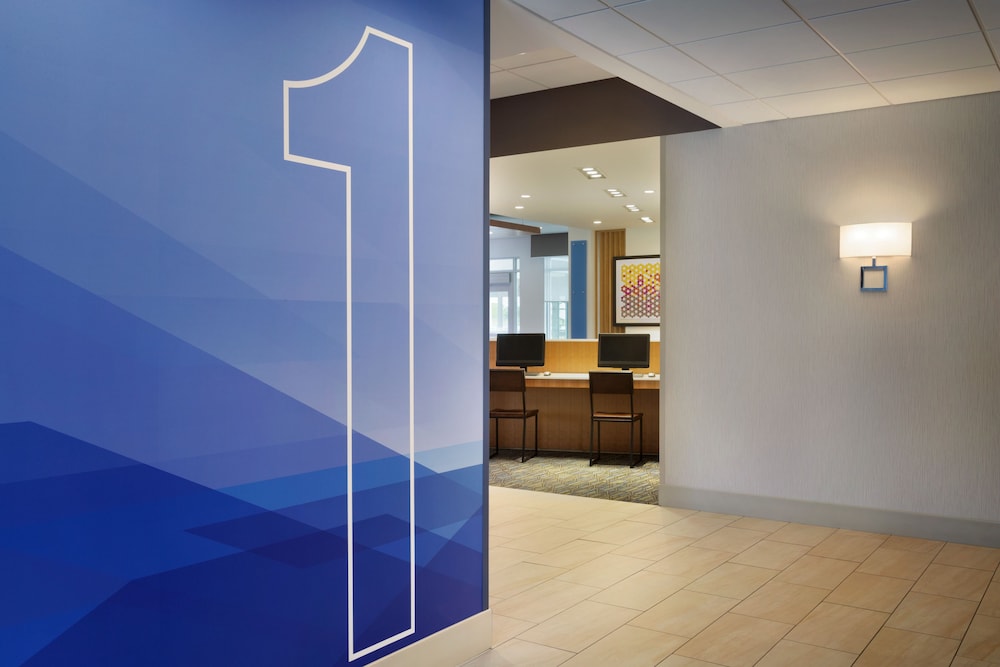 Holiday Inn Express Suites Allen Park 43/72