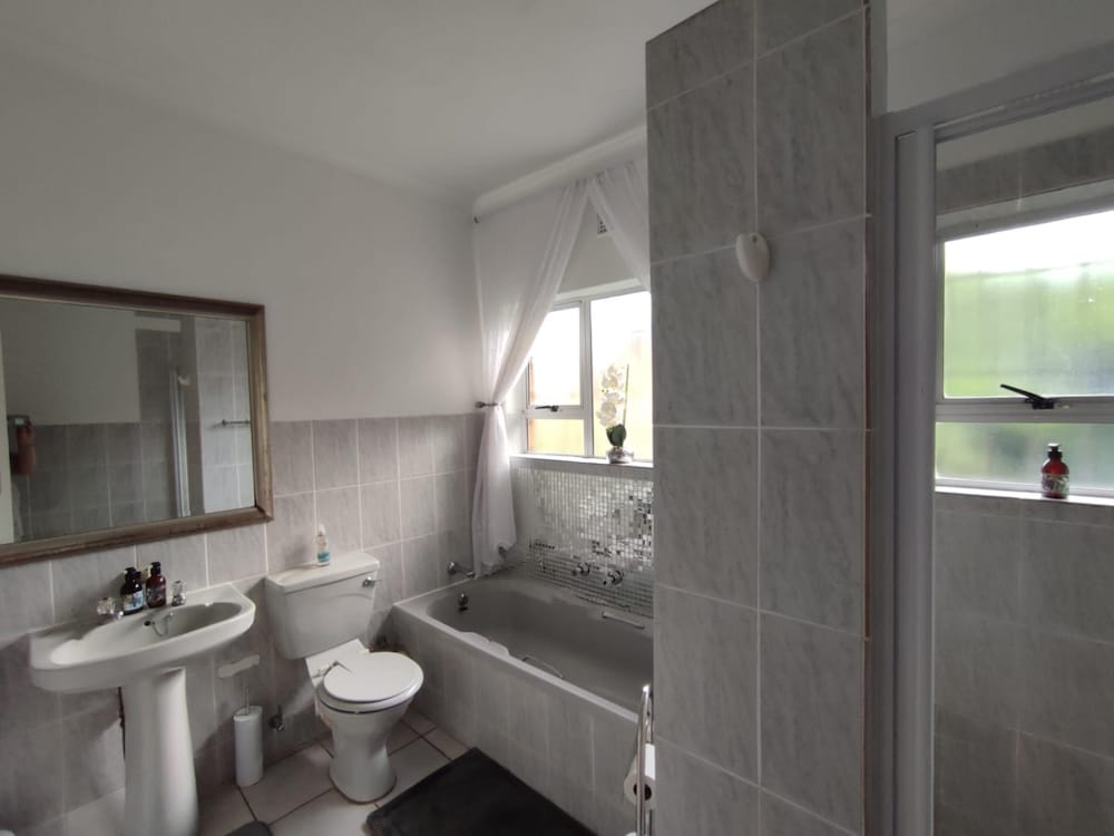 Hillton Manor Guest House 48/50