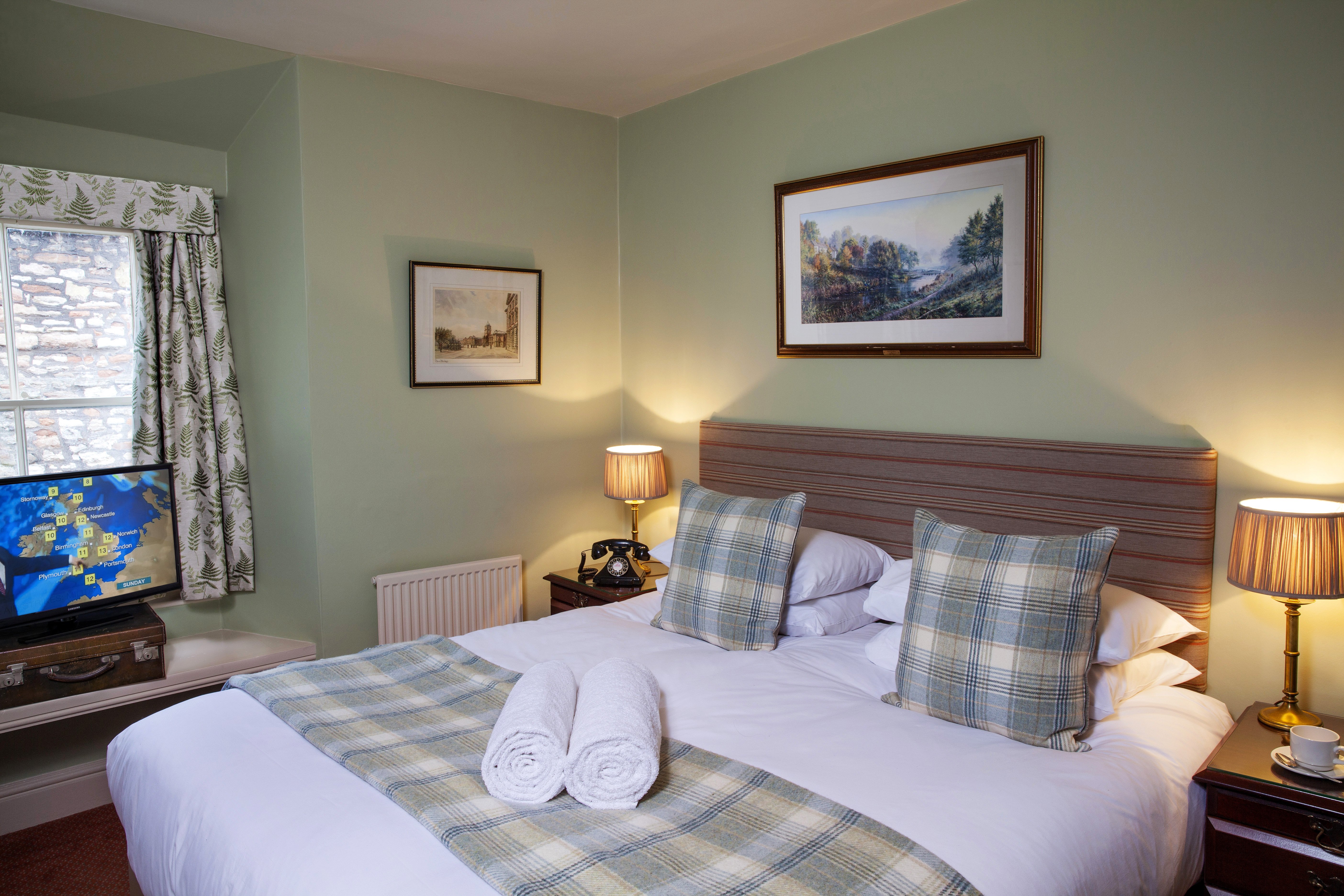 THE WHITE HART HOTEL 8/48