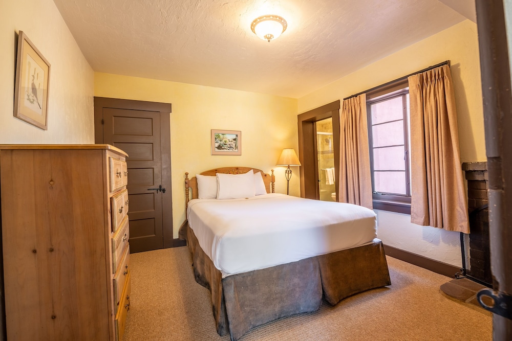 Desert, Garden, 1 Queen and 1 Single Bed, Queen Bed