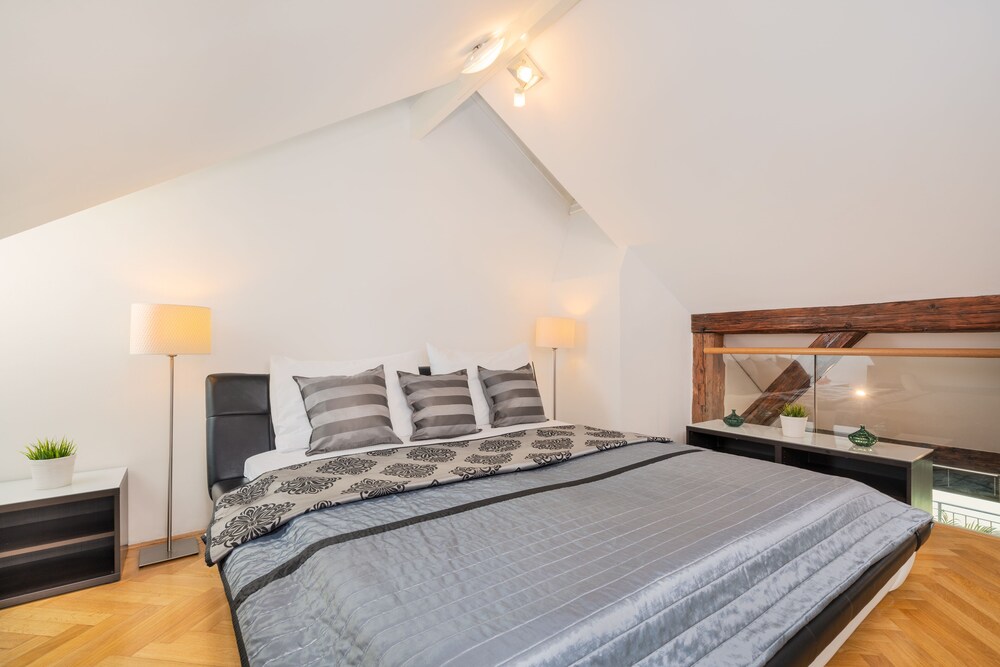 Old Town Square Premium Apartments 7/32