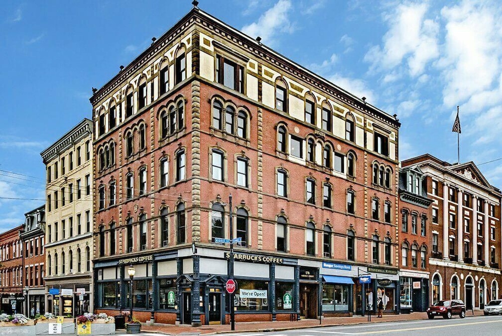 The Docent's Collection at 178 Middle Street 3/37