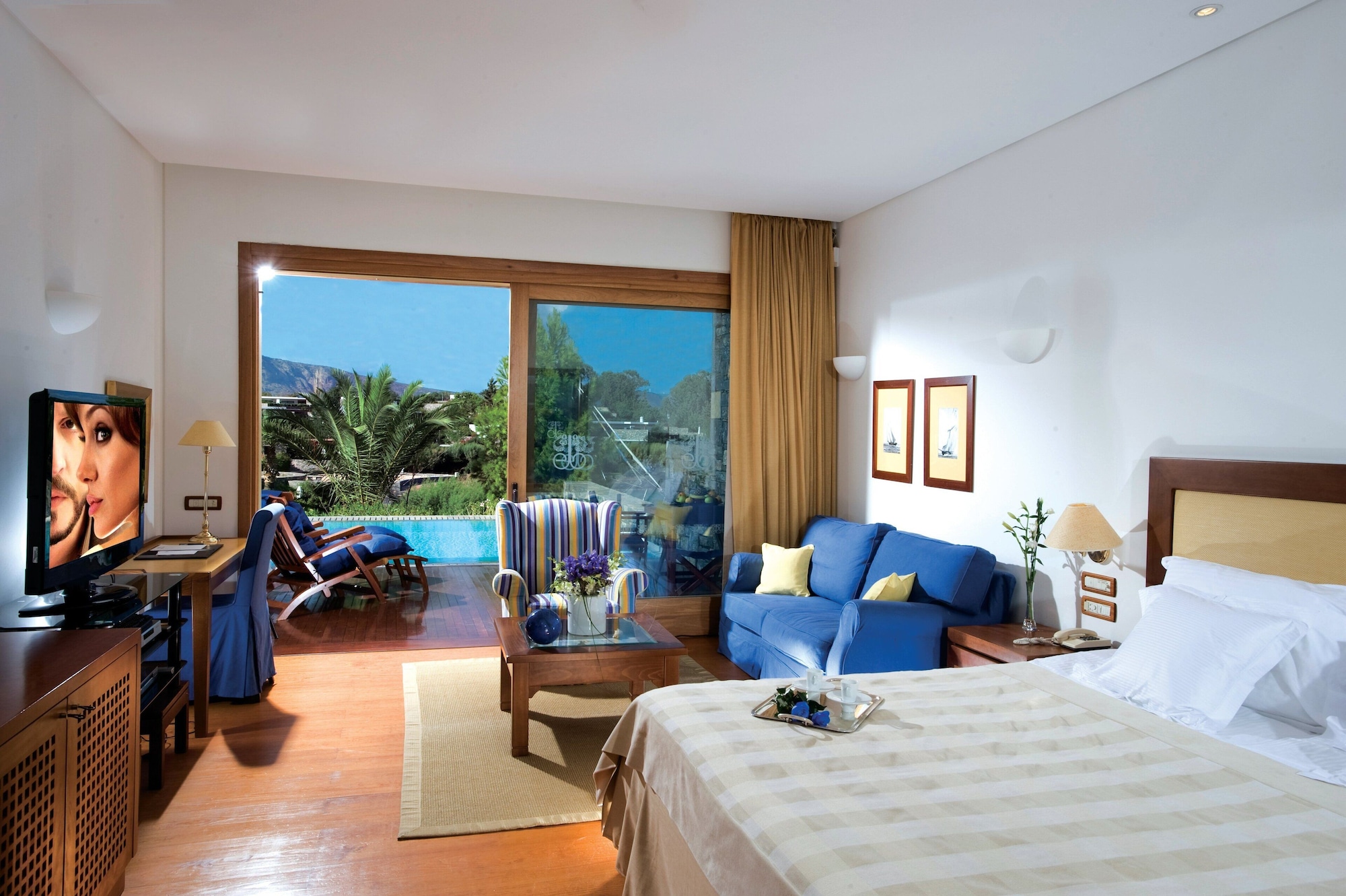 Superior, Bungalow, Queen Bed, Sea Front, Shared Pool