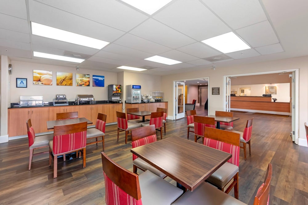 Comfort Suites Victorville-Hesperia 43/56