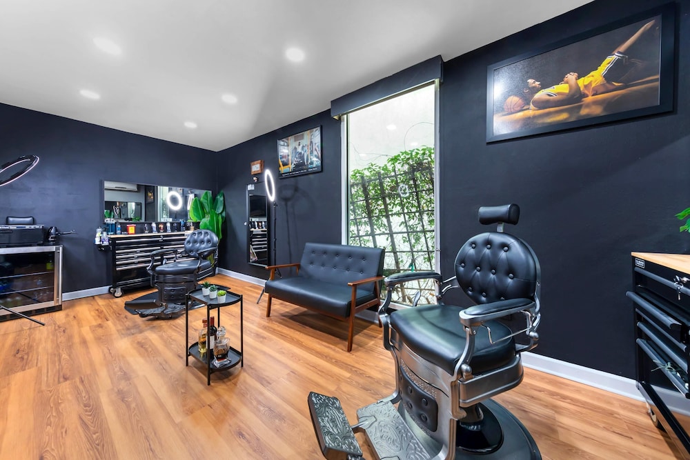 BLVD Hotel and Studios Universal-Hollywood, an Ascend Collection Hotel 55/75