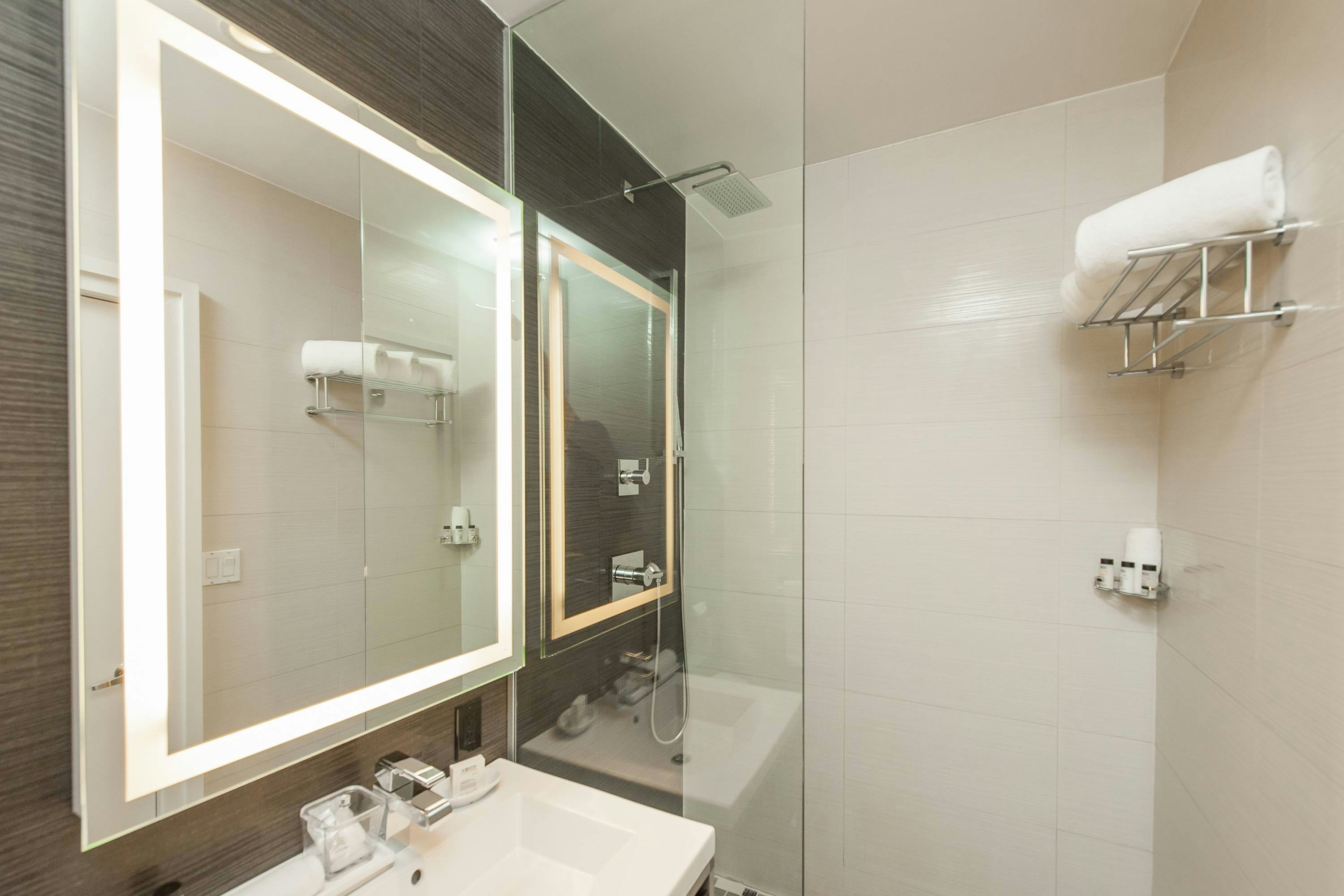 Superior, Queen Bed, Accessible