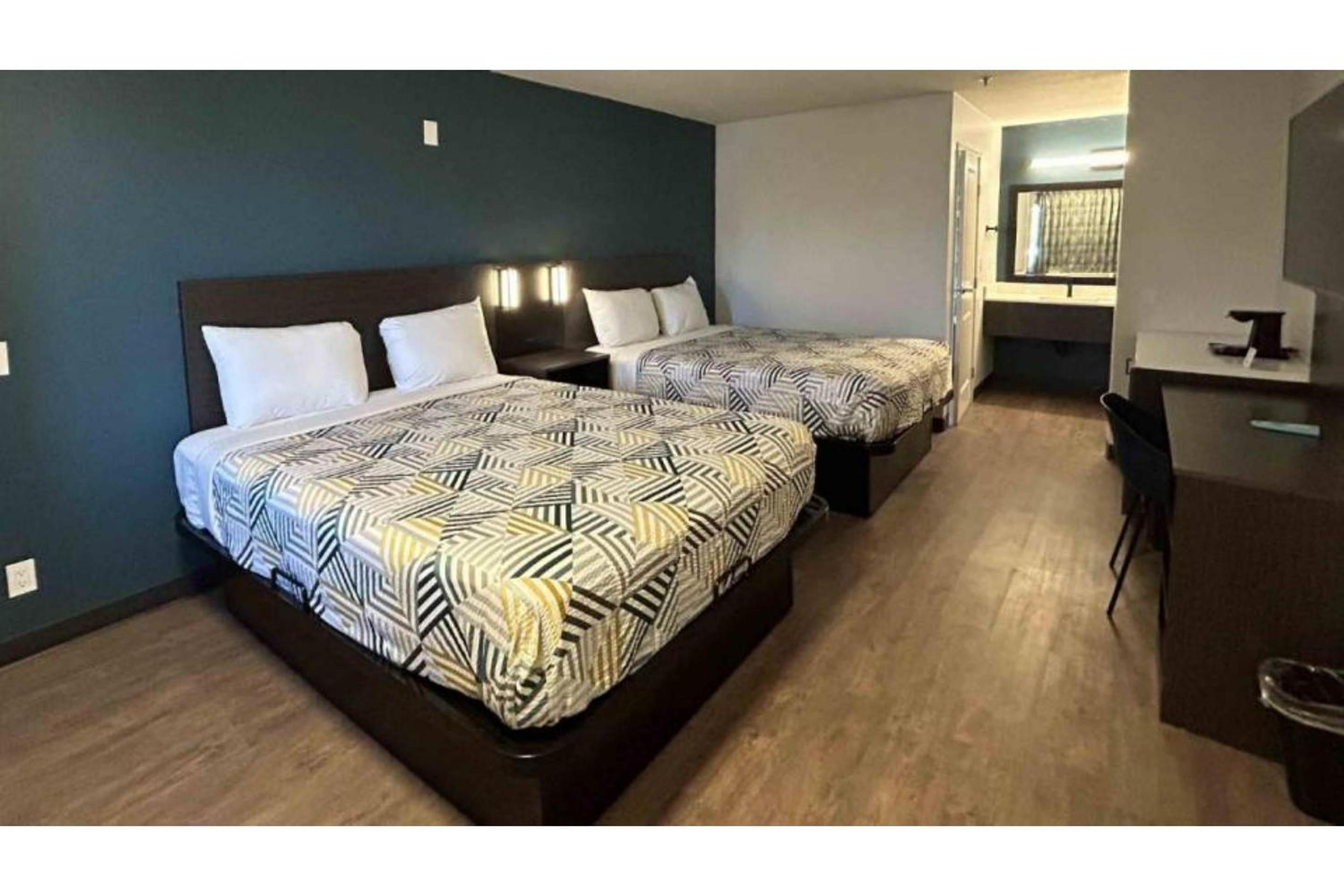 2 Queen Beds Mobil Access Tub Nsmk Micfridg