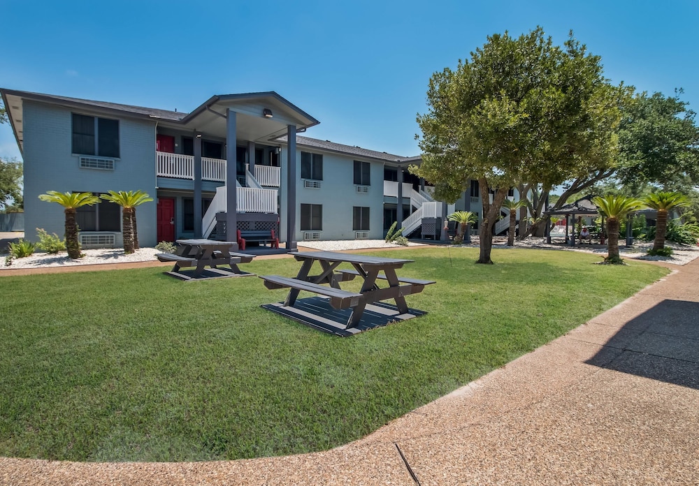 Econo Lodge Inn & Suites Fulton Rockport 32/41