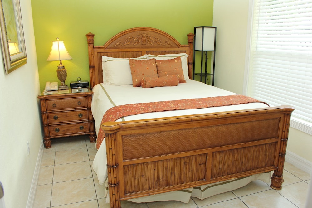 Tropical Beach Resorts 24/79