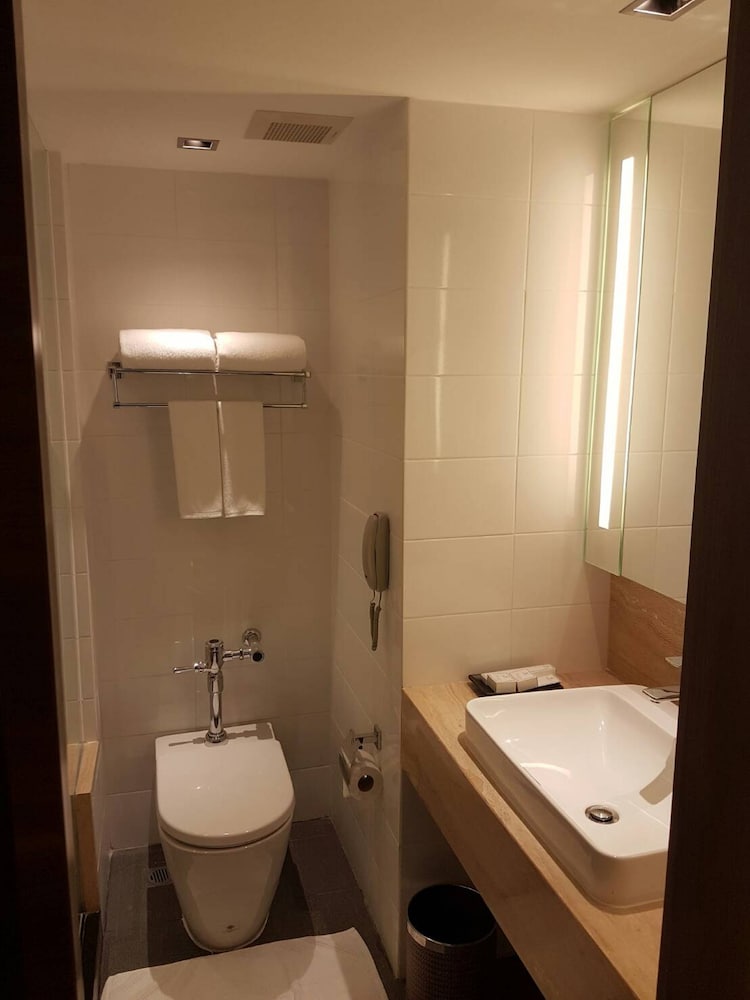 LOUIS' TAVERN HOTEL 23/53