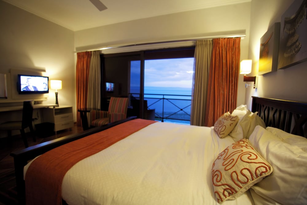 Queen Bed, Lake View