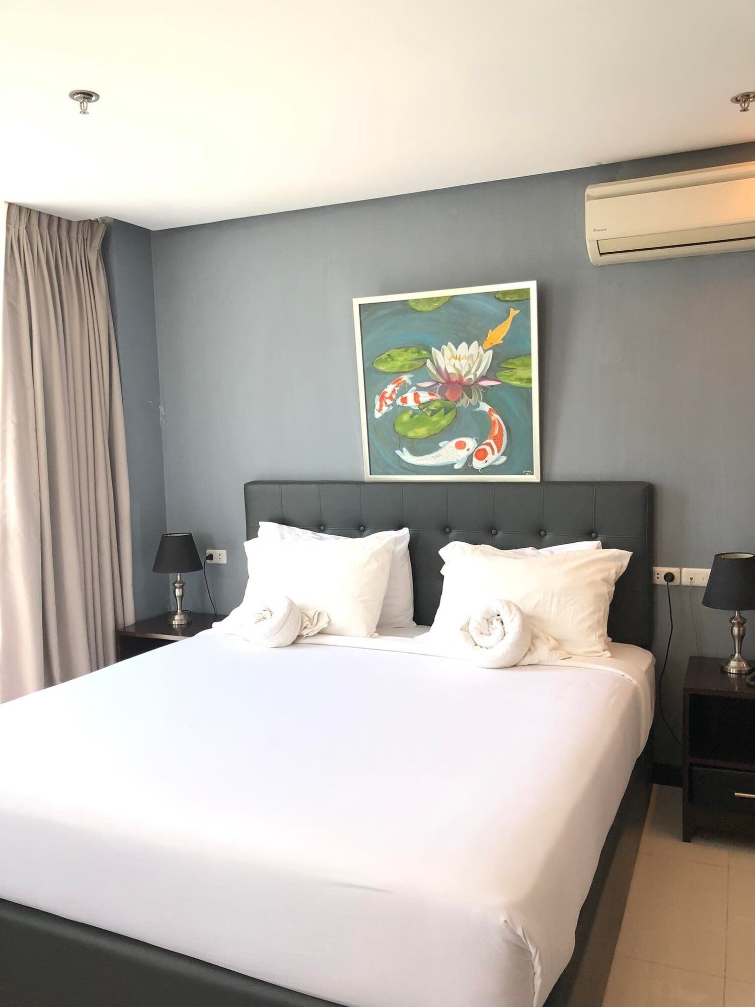 Xtra Space, Suite, King Bed, Living Area, Bathtub