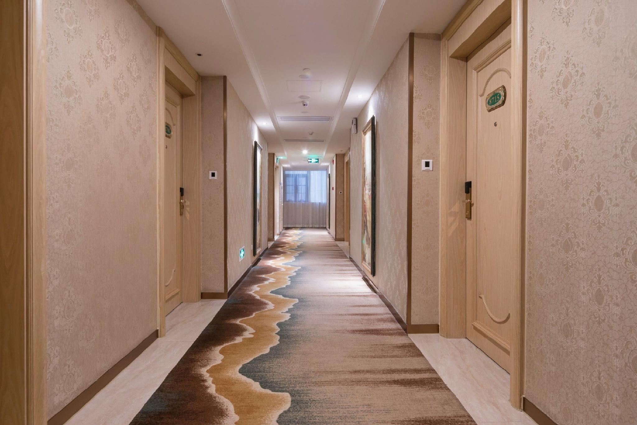 Vienna Hotel (Shenzhen Buji Metro Station) 25/37