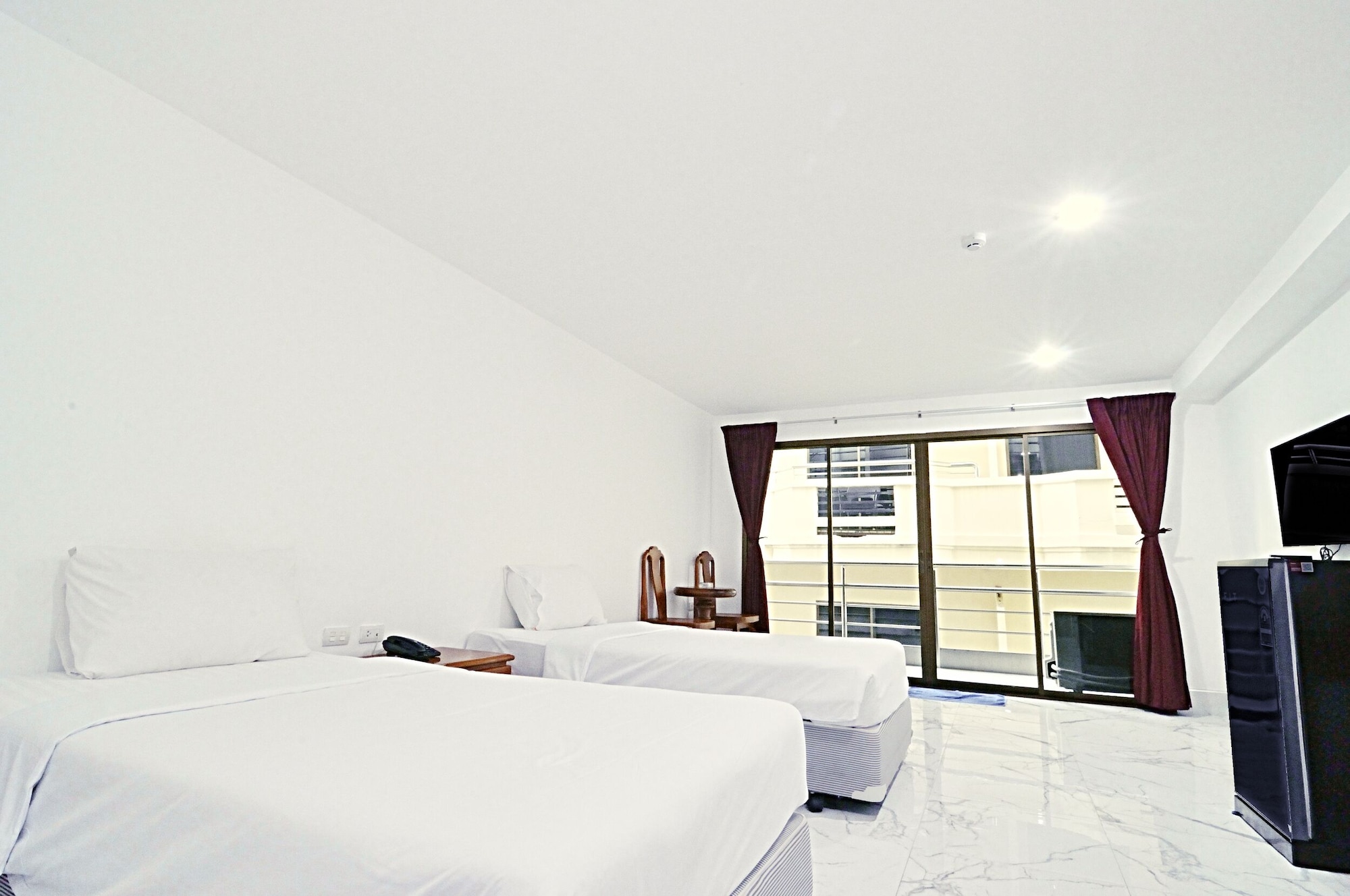 DELUXE, TWIN BEDS