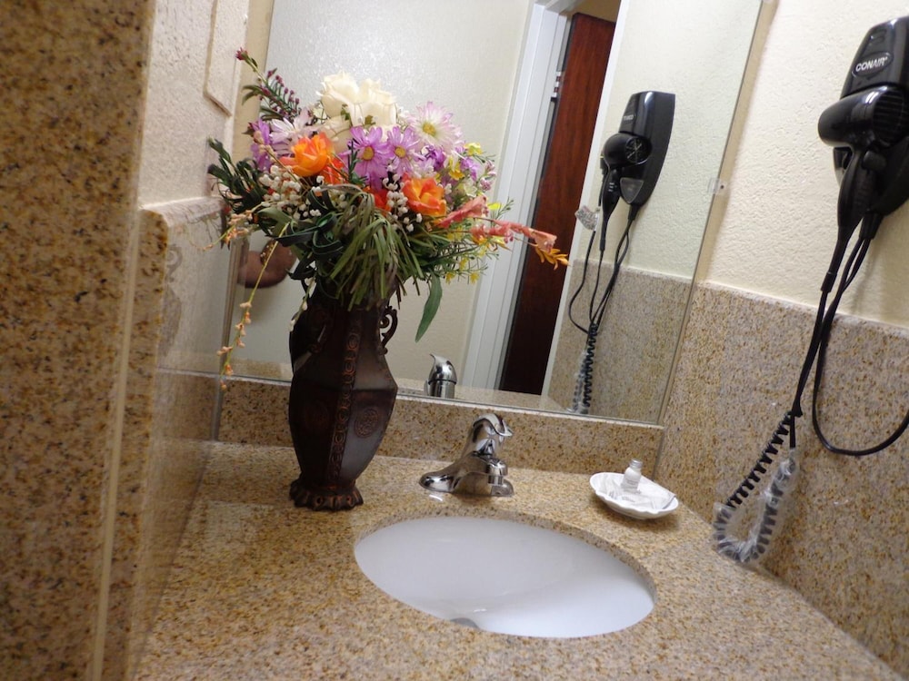 Economy Inn Express Warren 43/47