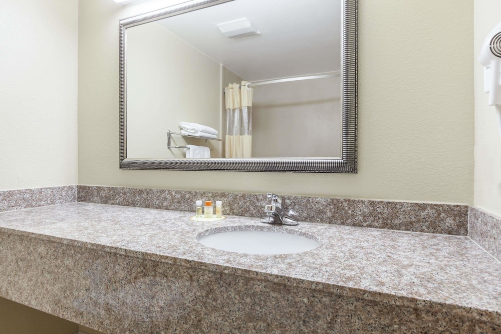 Days Inn by Wyndham LaPlace- New Orleans 9/33